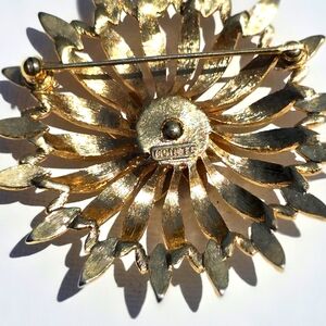 MONET SIGNED FLORAL MOTIF PIN BROOCH